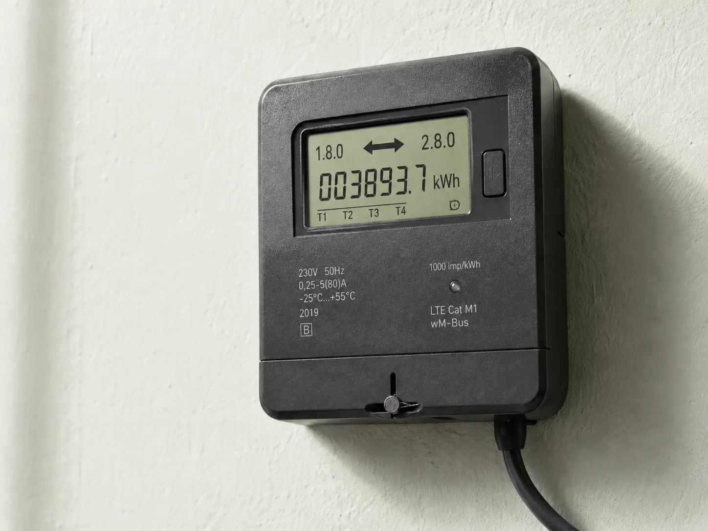 Detail van een Nederlandse digitale slimme meter met terugleverpijl