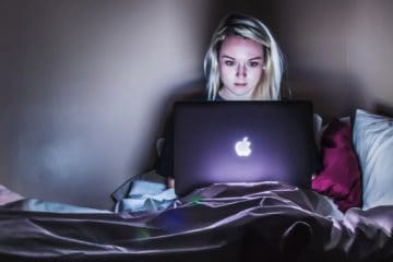 vrouw achter laptop